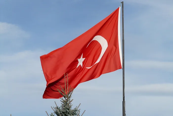 Dalgalanan Türk bayrağı
