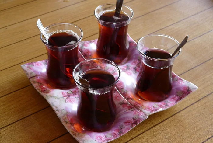 Tepside ince belli çay bardakları
