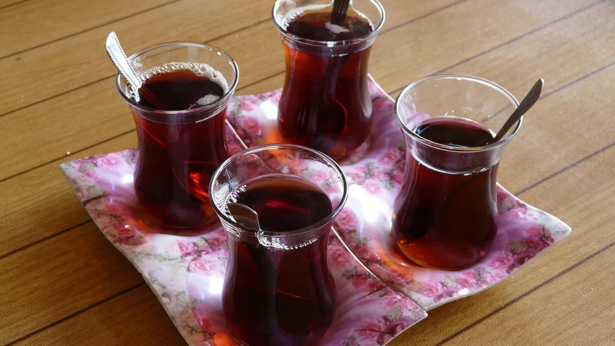Tepside ince belli çay bardakları