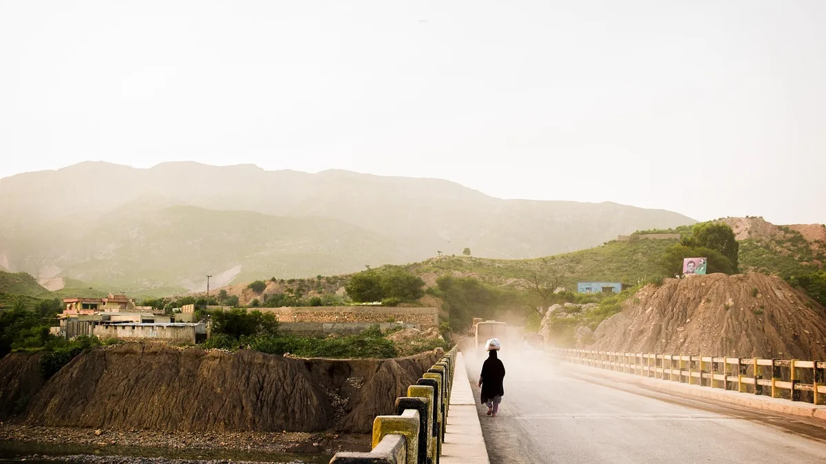 Dağlık kırsal yol ve vadi