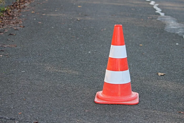 Asfalt üzerinde trafik konisi