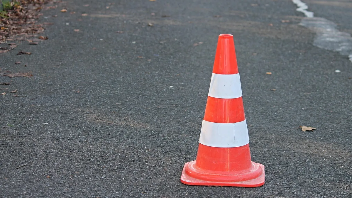 Asfalt üzerinde trafik konisi