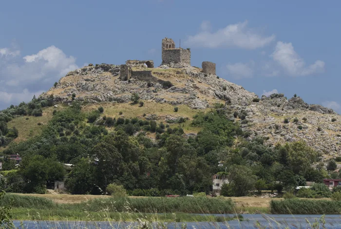 Gökçedam köyünde kayalık tepenin üzerindeki Hemite Kalesi ve burcu