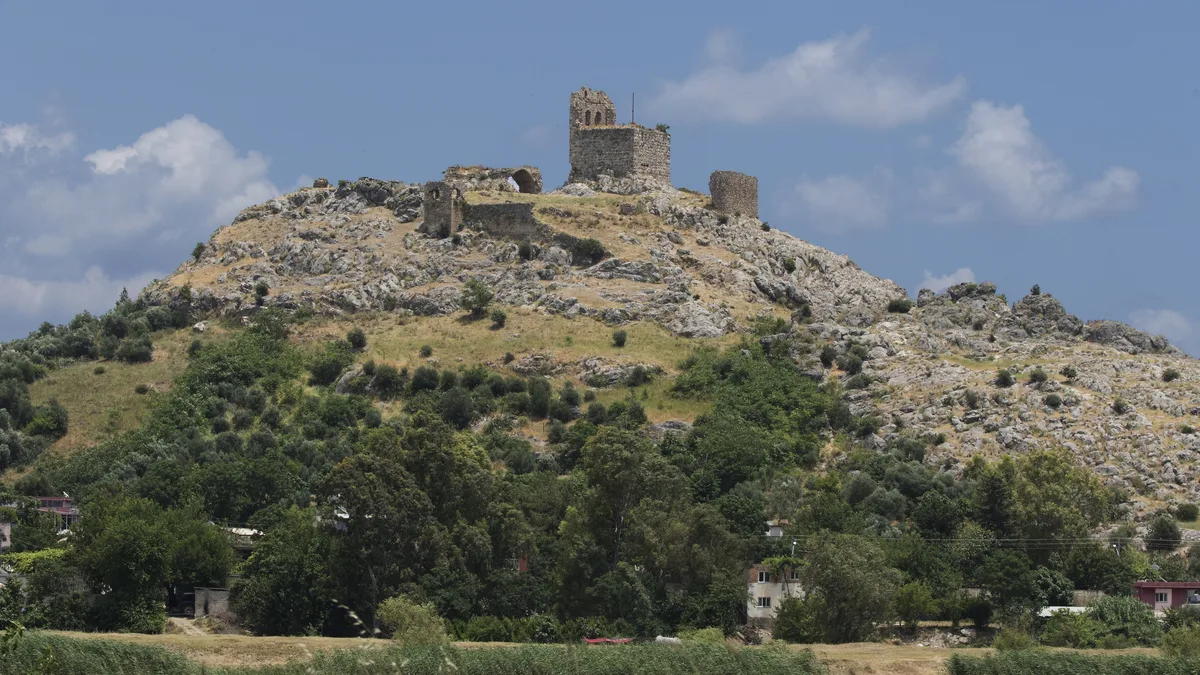 Gökçedam köyünde kayalık tepenin üzerindeki Hemite Kalesi ve burcu