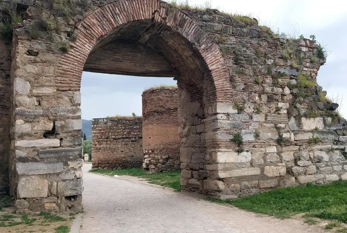 Taş kemerli tarihi yapı kalıntısı