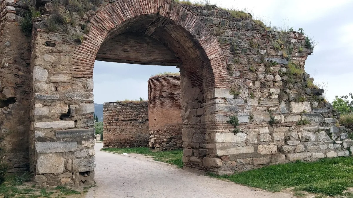Taş kemerli tarihi yapı kalıntısı