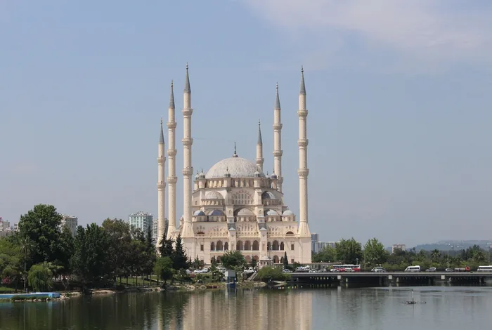 Adana Sabancı Merkez Camii ve Seyhan kıyısı