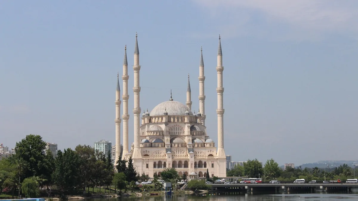 Adana Sabancı Merkez Camii ve Seyhan kıyısı