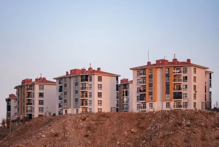 Tepe üzerinde yeni yapılmış çok katlı toplu konut blokları