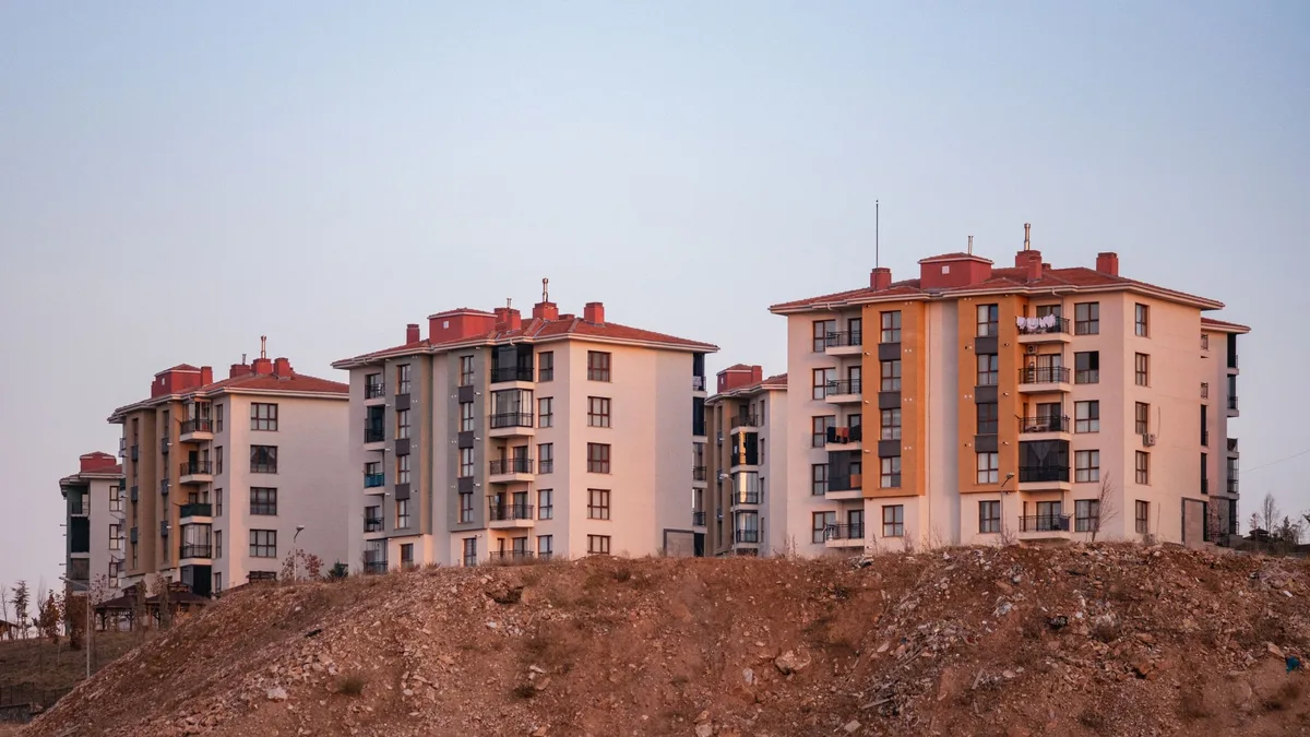 Tepe üzerinde yeni yapılmış çok katlı toplu konut blokları