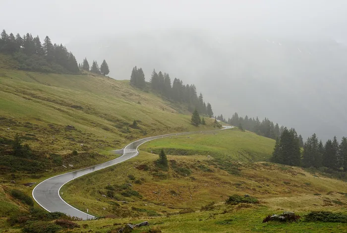 Dağ eteğinde kırsal yol