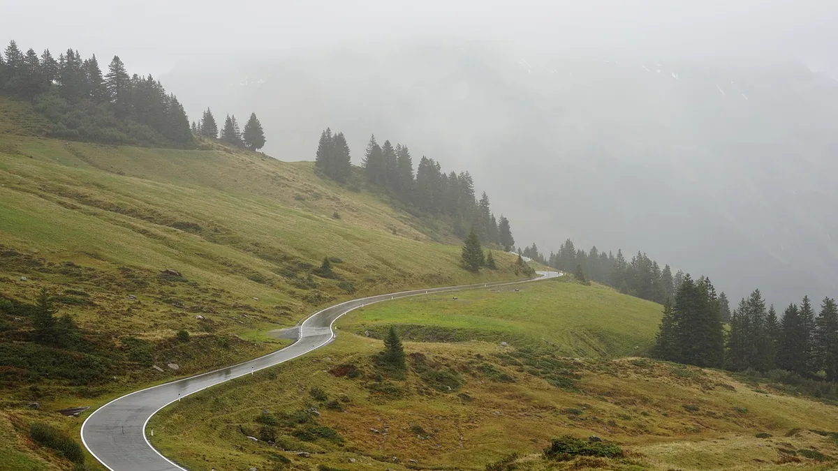 Dağ eteğinde kırsal yol