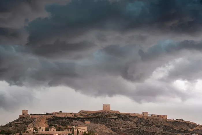 Tepe üzerinde tarihi kale kalıntısı